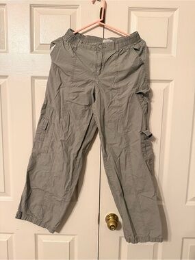 Women's Gray Cargo Pants with Elastic Waist and Utility Pockets